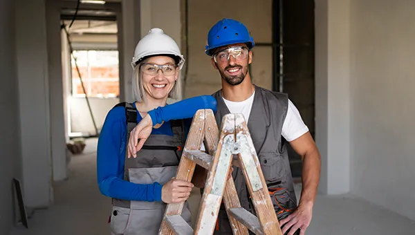 Imagem de uma mulher e um homem numa obra em imóvel, simbolizando o consórcio para reforma de casa da Mapfre Consórcios.
