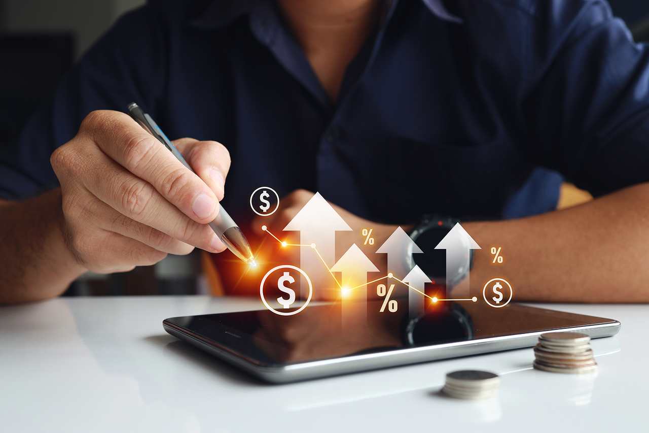 Profissional analisando crescimento financeiro com upgrade no consórcio e aumento de crédito