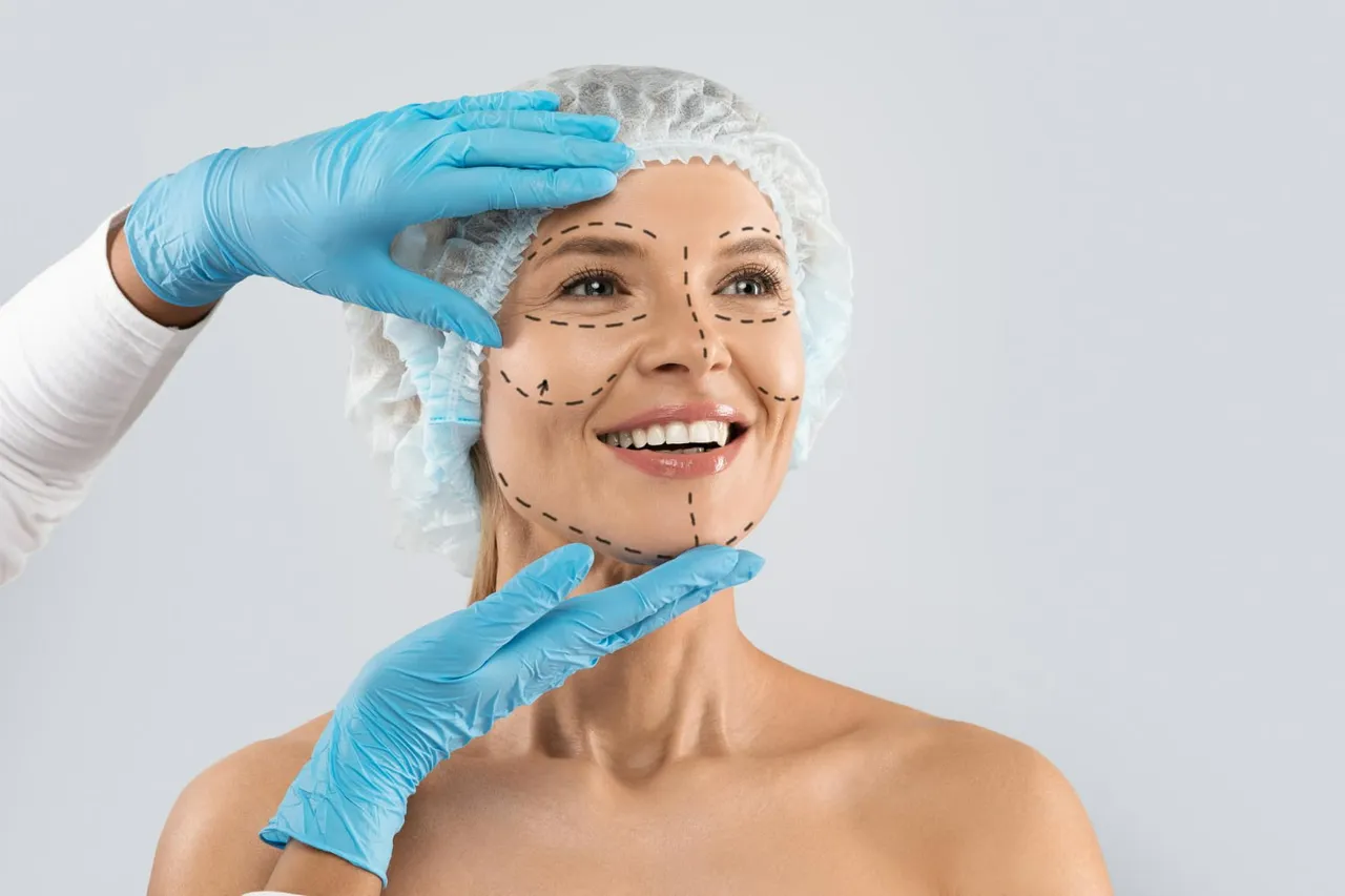 Imagem de uma mulher sendo preparada para um procedimento após usar o consórcio para cirurgia plástica.