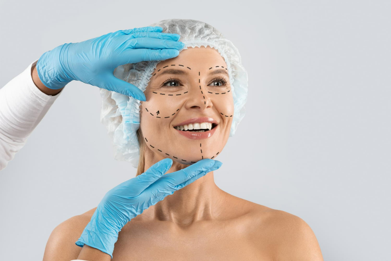 Imagem de uma mulher sendo preparada para um procedimento após usar o consórcio para cirurgia plástica.