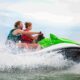 Casal dirigindo uma moto aquática, simbolizando o uso do consórcio de jet ski para a aquisição de pequenas embarcações.