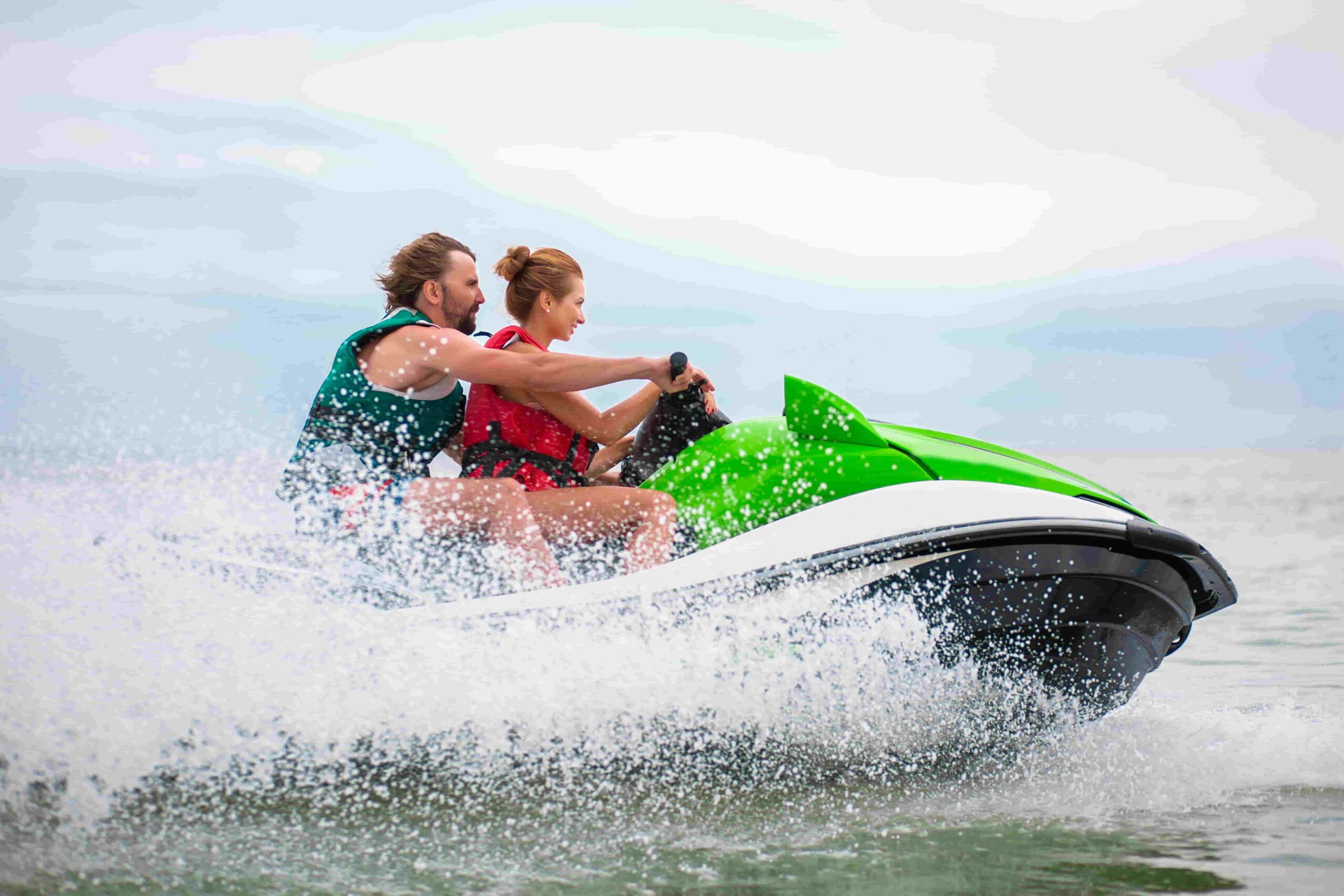 Casal dirigindo uma moto aquática, simbolizando o uso do consórcio de jet ski para a aquisição de pequenas embarcações.