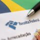Documento da Receita Federal sobre a bandeira do Brasil, simbolizando a declaração do consórcio no Imposto de Renda.