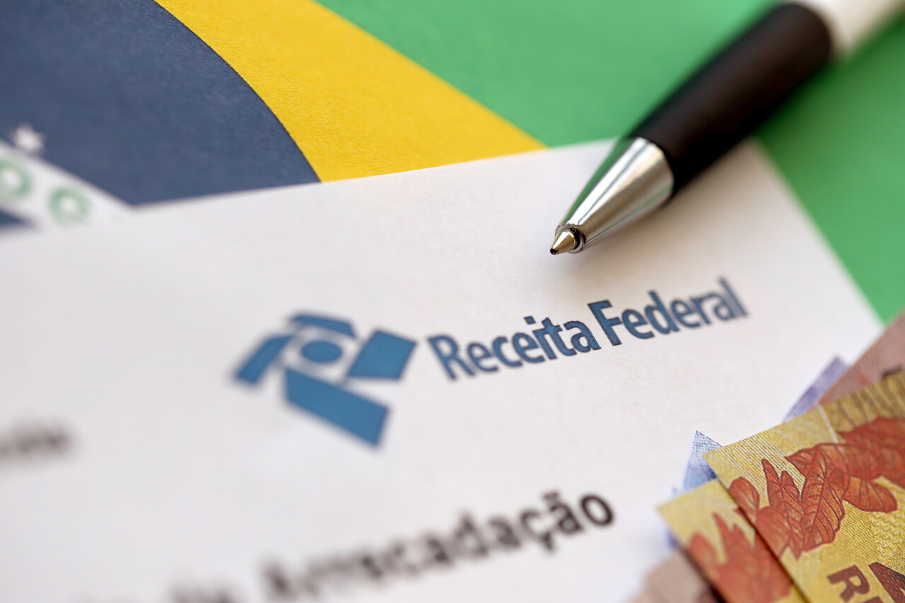 Documento da Receita Federal sobre a bandeira do Brasil, simbolizando a declaração do consórcio no Imposto de Renda.